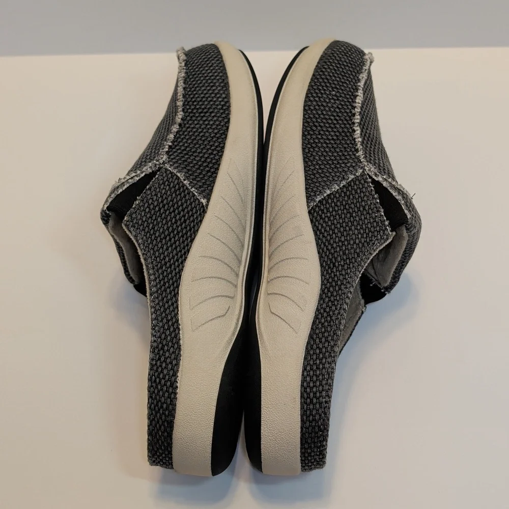 Gecko Man Slip-On Canvas Slippers Size 8